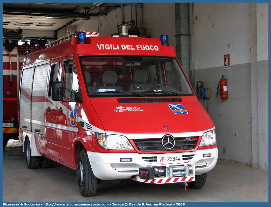 VF 23944
Corpo Nazionale Vigili del Fuoco
Mercedes Benz Sprinter 416 I serie restyling
Allestitore BAI S.r.l.
Parole chiave: Corpo;Nazionale;Vigili del Fuoco;Vigili;Fuoco;Polisoccorso;Mercedes Benz;Sprinter;416;BAI;B.A.I.;Tecnica;VF23944;VF 23944