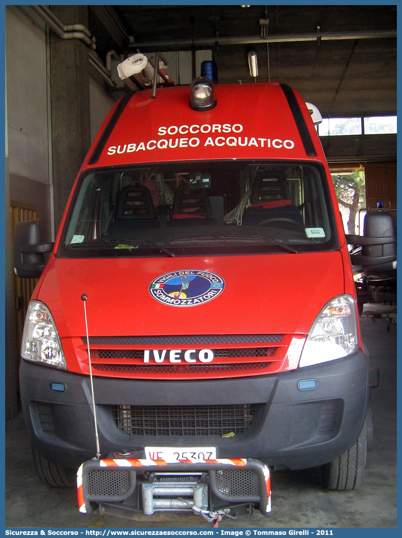 VF 25307
Corpo Nazionale Vigili del Fuoco
Nucleo Soccorso Subacqueo e Acquatico
Iveco Daily 65C18 IV serie
Allestitore Elevox S.r.l.
Parole chiave: VVF;V.V.F.;Corpo;Nazionale;Vigili;del;Fuoco;Iveco;Daily;65C18;NSSA;N.S.S.A.;Soccorso;Subacqueo;Acquatico;Sommozzatori;Subacquei;Elevox