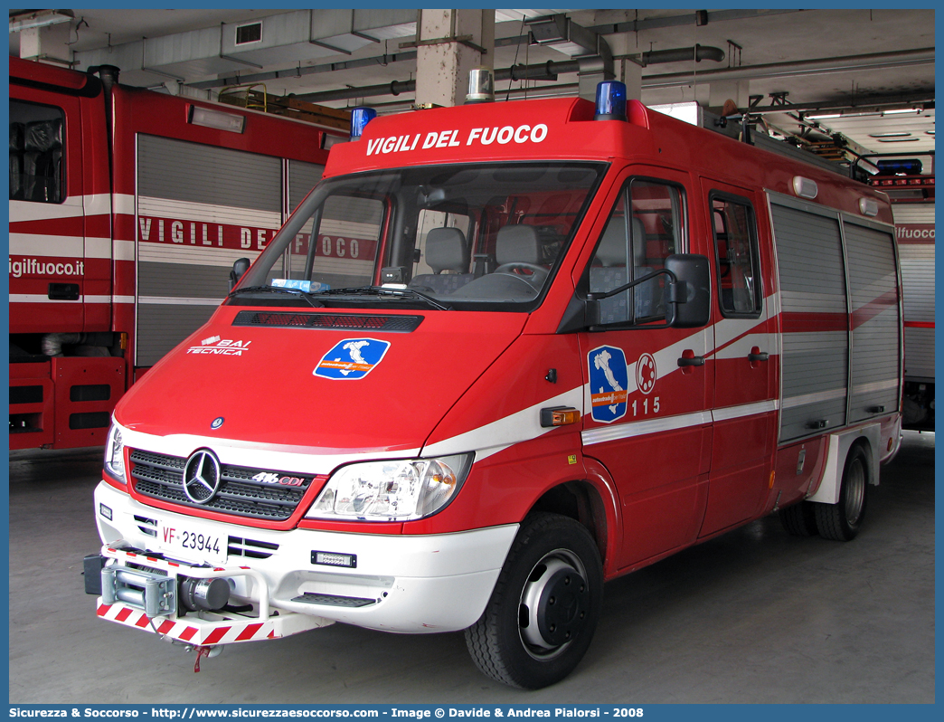 VF 23944
Corpo Nazionale Vigili del Fuoco
Mercedes Benz Sprinter 416 I serie restyling
Allestitore BAI S.r.l.
Parole chiave: Corpo;Nazionale;Vigili del Fuoco;Vigili;Fuoco;Polisoccorso;Mercedes Benz;Sprinter;416;BAI;B.A.I.;Tecnica;VF23944;VF 23944