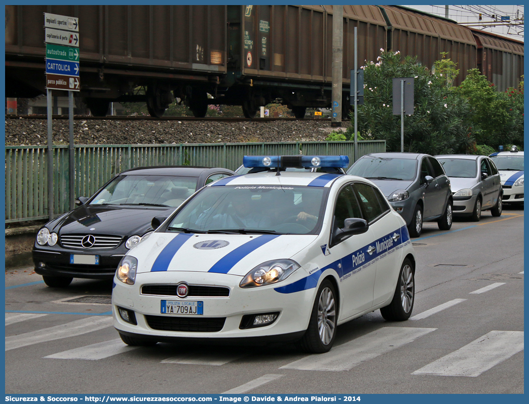 Polizia Locale YA709AJ
Polizia Municipale
Unione Comuni Pianura Reggiana
Fiat Nuova Bravo
Allestitore Bertazzoni S.r.l.
Parole chiave: Polizia;Locale;Municipale;Pianura Reggiana;Campagnola Emilia;Correggio;Fabbrico;Rio Saliceto;Rolo;San Martino in Rio;Fiat;Nuova Bravo;Bertazzoni;YA709AJ;YA 709 AJ