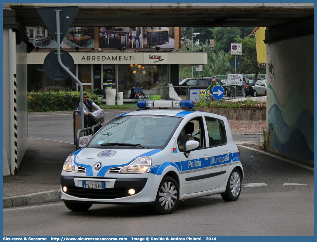 Polizia Locale YA419AH
Polizia Municipale
Servizio Intercomunale
Budrio e Granarolo dell'Emilia
Renault Modus I serie restyling
Allestitore Bertazzoni S.r.l.
Parole chiave: Polizia;Locale;Municipale;Budrio;Granarolo dell'Emilia;Granarolo dell Emilia;Renault;Modus;Bertazzoni;YA419AH;YA 419 AH