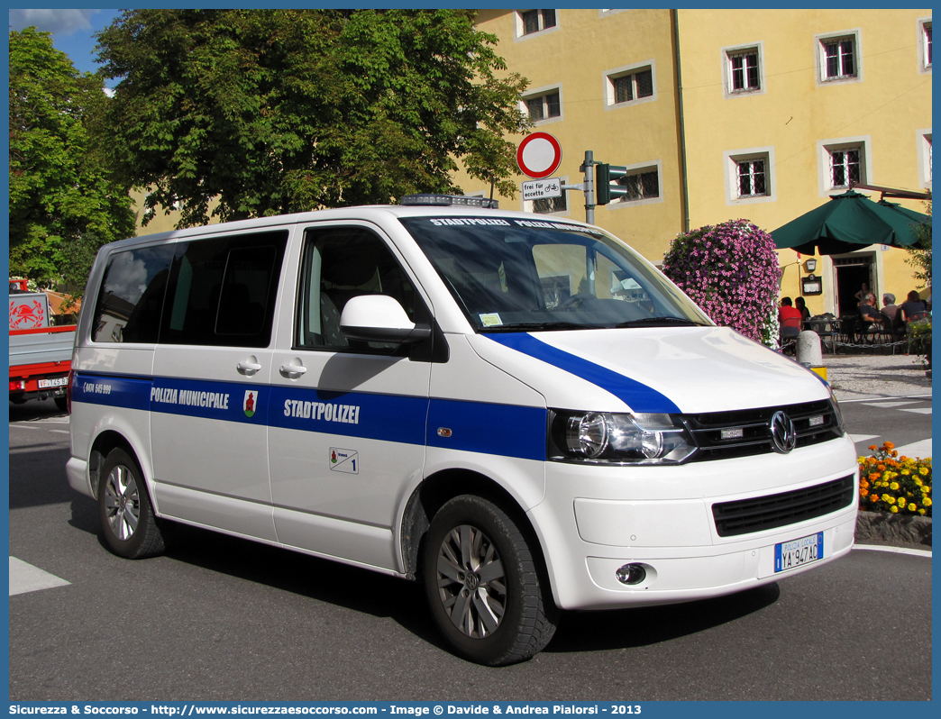 Polizia Locale YA947AC
Polizia Municipale
Comune di Brunico
Volkswagen Transporter T5 restyling
Parole chiave: Polizia;Locale;Municipale;Brunico;Volkswagen;Transporter;T5;T 5;Caravelle;YA;947;AC