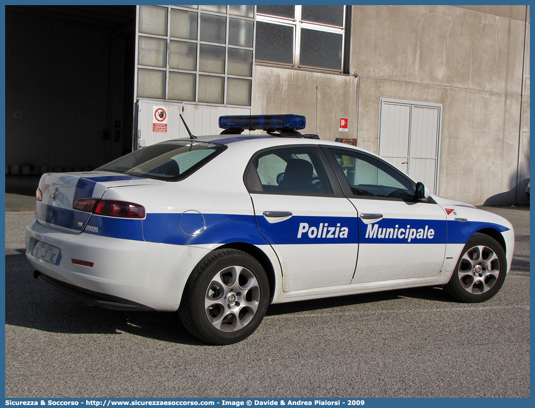 Polizia Locale YA447AC
Polizia Municipale
Comune di Rimini
Alfa Romeo 159
Parole chiave: Polizia;Locale;Municipale;Rimini;Alfa Romeo;159;YA447AC;YA 447 AC