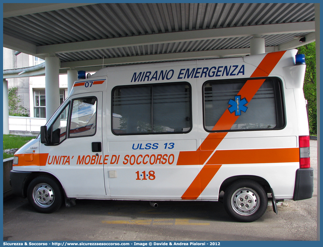 MIKE 07
SUEM 118 Venezia Mestre
Azienda ULSS 3 - Serenissima
Mirano
Fiat Ducato II serie
Allestitore Aricar S.p.A.
Parole chiave: 118;SUEM;S.U.E.M.;Dolo;Mirano;Riviera;Brenta;Ambulanza;Autoambulanza;Fiat;Ducato;Aricar