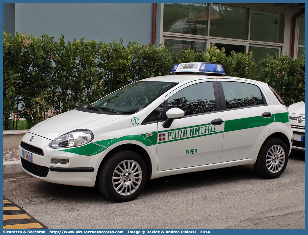 Polizia Locale YA274AH
Polizia Municipale
Comune di Ivrea
Fiat Punto IV serie
Allestitore Ciabilli S.r.l.
Parole chiave: PL;P.L.;PM;P.M.;Polizia;Locale;Municipale;Ivrea;Fiat;Grande;Punto;Ciabilli