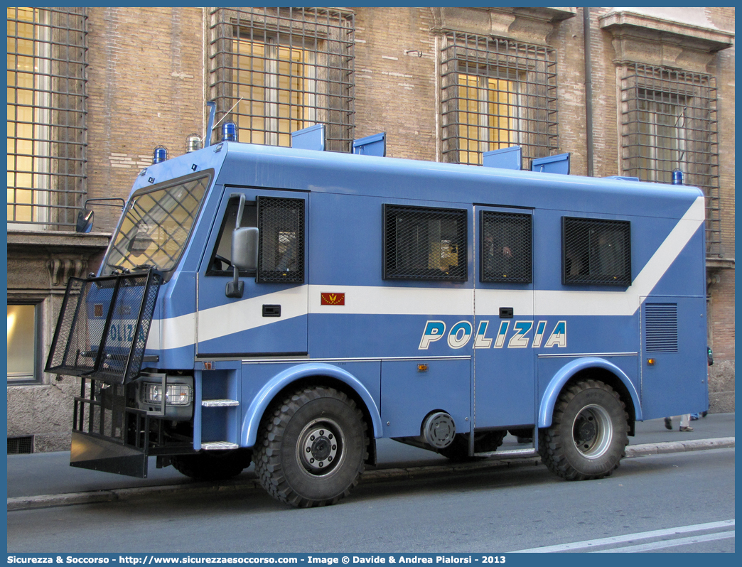 Polizia F7777
Polizia di Stato
Reparto Mobile
Iveco EuroCargo ML100E21 4x4
Allestitore Sperotto S.p.A.
Parole chiave: PS;P.S.;Polizia;di;Stato;Reparto;Mobile;Ordine;Pubblico;Iveco;EuroCargo;ML100E21;Sperotto