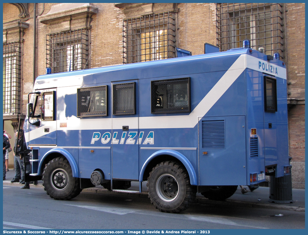 Polizia F7775
Polizia di Stato
Reparto Mobile
Iveco EuroCargo ML100E21 4x4
Allestitore Sperotto S.p.A.
Parole chiave: PS;P.S.;Polizia;di;Stato;Reparto;Mobile;Ordine;Pubblico;Iveco;EuroCargo;ML100E21;Sperotto