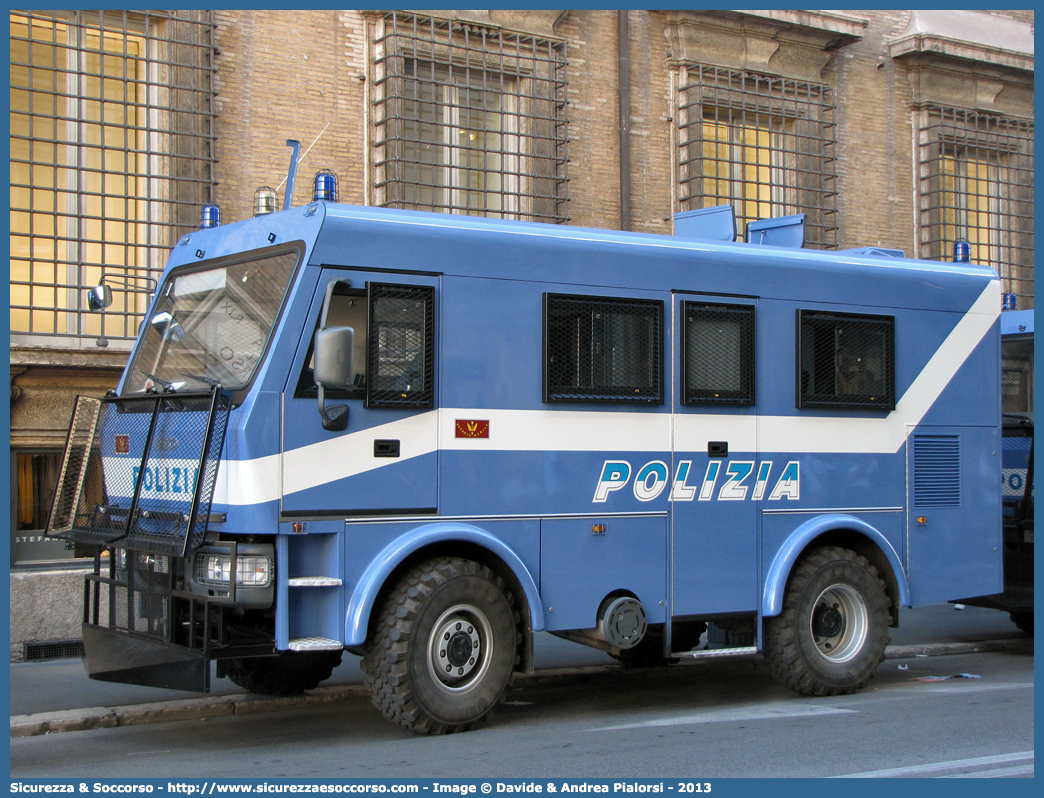 Polizia F7775
Polizia di Stato
Reparto Mobile
Iveco EuroCargo ML100E21 4x4
Allestitore Sperotto S.p.A.
Parole chiave: PS;P.S.;Polizia;di;Stato;Reparto;Mobile;Ordine;Pubblico;Iveco;EuroCargo;ML100E21;Sperotto