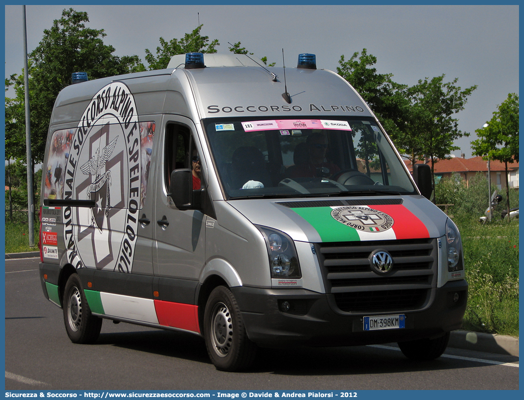 LOM.3
Corpo Nazionale
Soccorso Alpino e Speleologico
Direzione Regionale Lombardia
Volkswagen Crafter I serie
(variante)
Parole chiave: CNSAS;C.N.S.A.S.;Corpo;Nazionale;Soccorso;Alpino;Speleologico;Lombardia;SASL;S.A.S.L.;Direzione Regionale;Volkswagen;Crafter