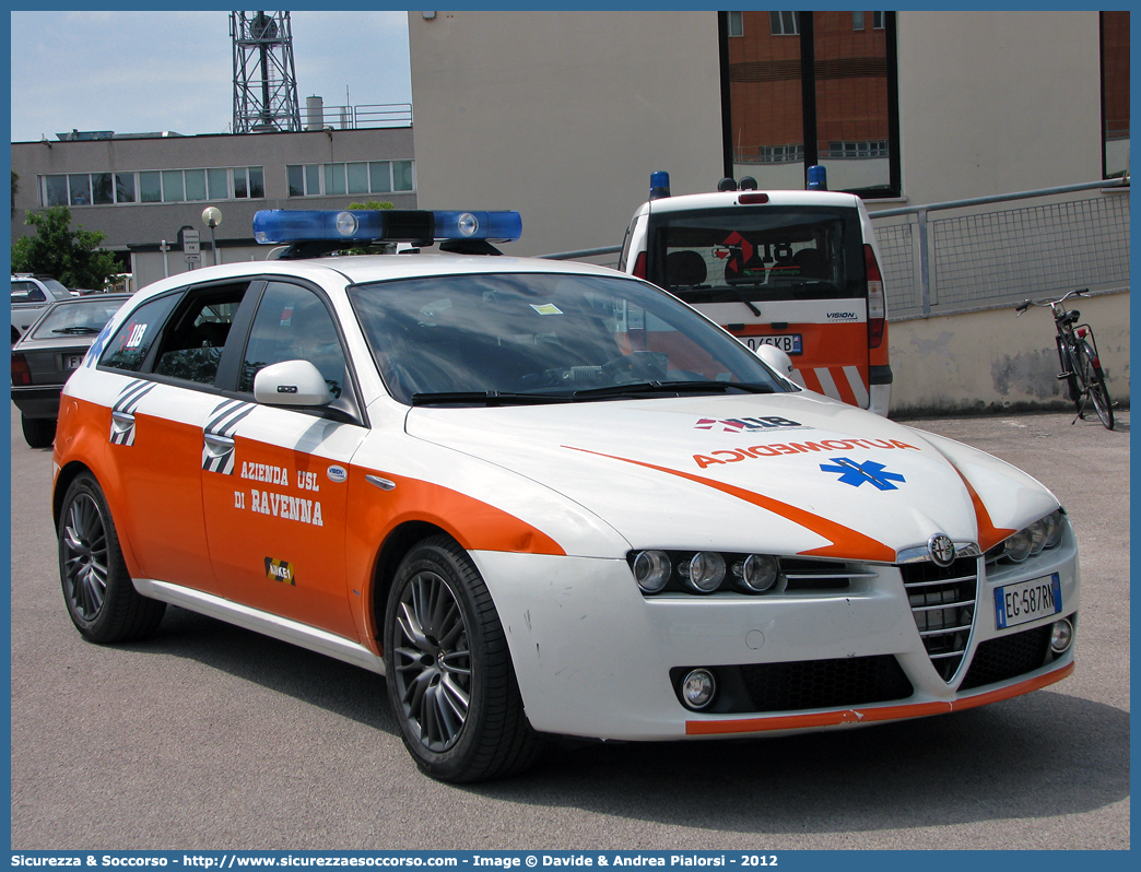 MIKE 01
118 Romagna Soccorso
Ambito Territoriale di Ravenna
Alfa Romeo 159 Sportwagon
Allestitore Vision S.r.l.
(II variante)
Parole chiave: Alfa Romeo;159;Sportwagon;118;Romagna;Ravenna;Soccorso;Automedica;Automedicalizzata;Auto Medica;Auto Medicalizzata;Vision