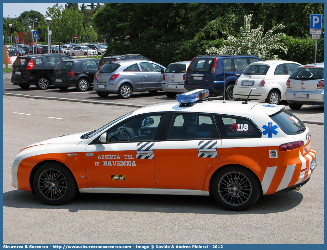 MIKE 01
118 Romagna Soccorso
Ambito Territoriale di Ravenna
Alfa Romeo 159 Sportwagon
Allestitore Vision S.r.l.
(II variante)
Parole chiave: Alfa Romeo;159;Sportwagon;118;Romagna;Ravenna;Soccorso;Automedica;Automedicalizzata;Auto Medica;Auto Medicalizzata;Vision