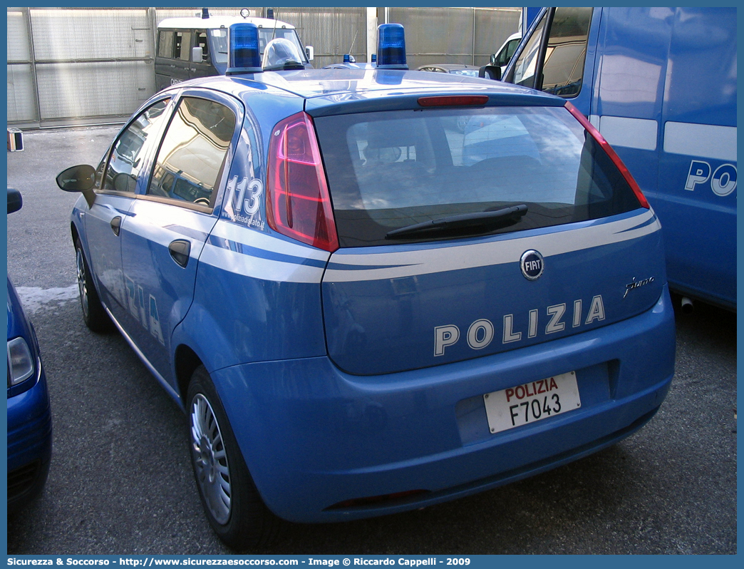 Polizia F7043
Polizia di Stato
Fiat Grande Punto
Parole chiave: PS;P.S.;Polizia;di;Stato;Pubblica;Sicurezza;Fiat;Grande;Punto