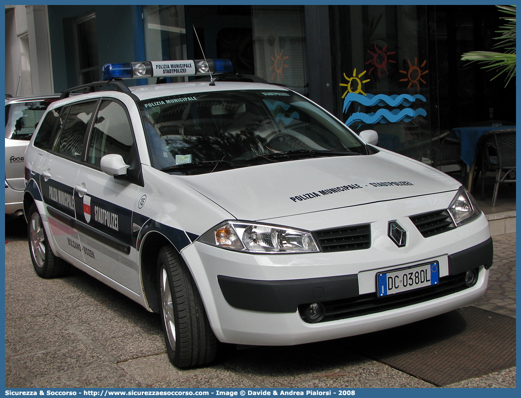 -
Polizia Municipale
Comune di Bolzano
Renault Megane GrandTour
Parole chiave: PL;P.L.;PM;P.M.;Polizia;Locale;Municipale;Stadt;Polizei;Stadtpolizei;Bolzano;Bozen;Renault;Megane;GrandTour;Grand Tour;SW;S.W.;Station;Wagon