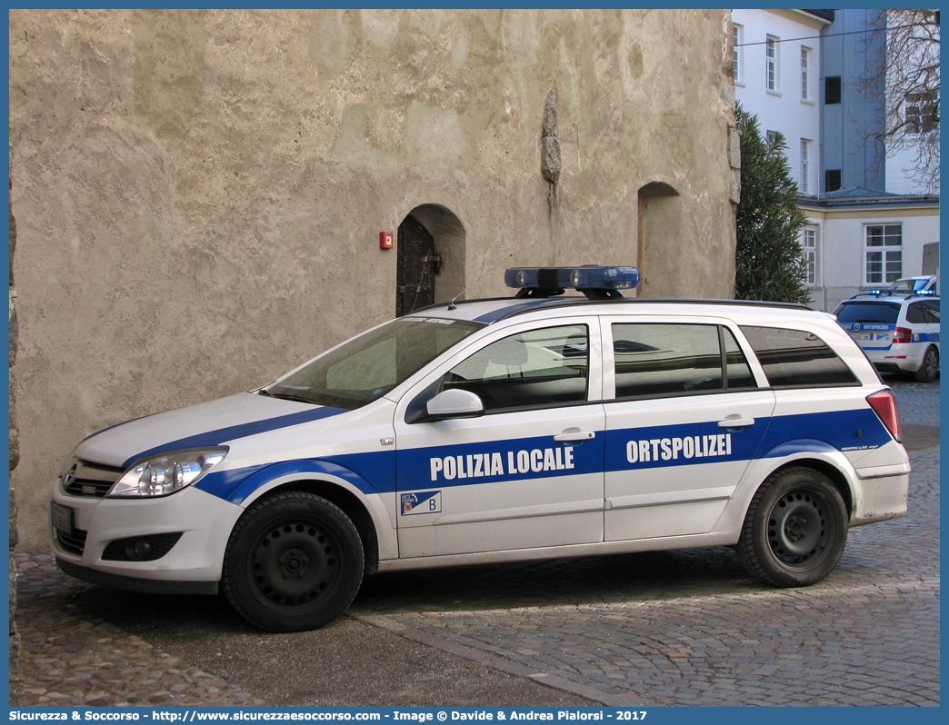 Polizia Locale YA800AC
Polizia Locale
Comune di Merano
Opel Astra Station Wagon III serie
Parole chiave: Polizia;Locale;Municipale;Merano;Opel;Astra;Station;Wagon;SW;S.W.;YA800AC;YA 800 AC