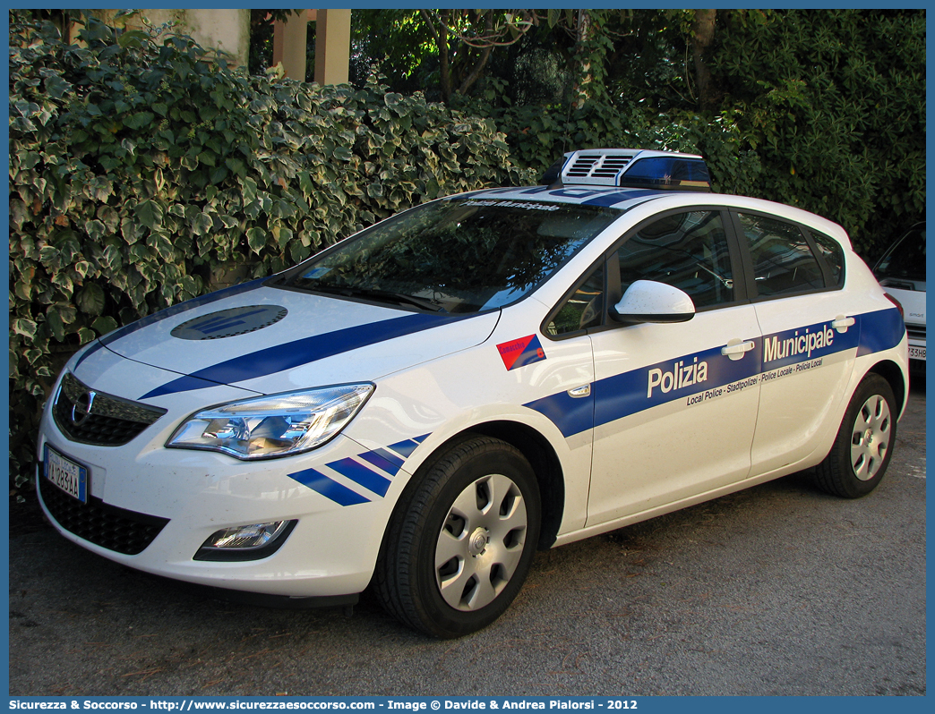 Polizia Locale YA283AA
Polizia Municipale
Comune di Comacchio
Opel Astra IV serie
Parole chiave: Polizia;Municipale;Locale;Comacchio;Opel;Astra;YA283AA;YA 283 AA