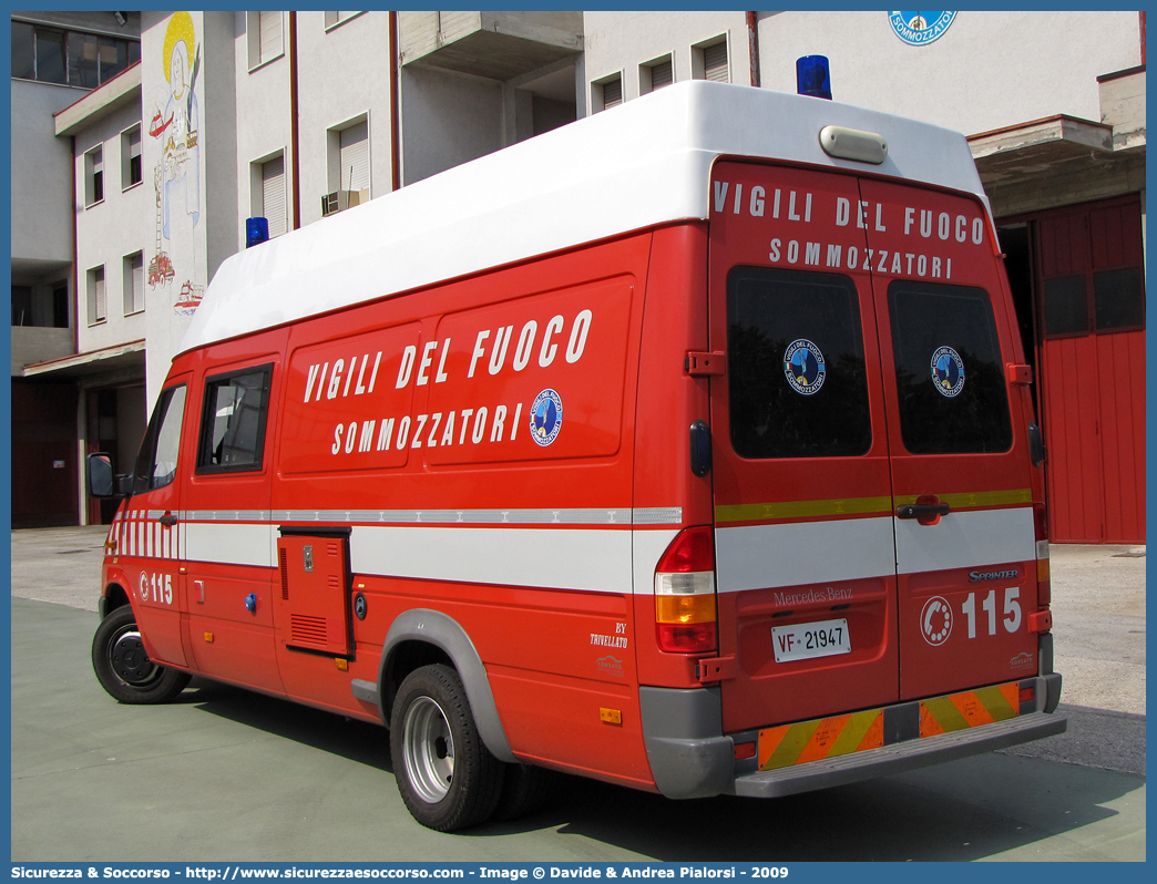 VF 21947
Corpo Nazionale Vigili del Fuoco
Nucleo Soccorso
Subacqueo e Acquatico
Mercedes Benz Sprinter 416 I serie restyling
(variante)
Parole chiave: Corpo;Nazionale;Vigili del Fuoco;Vigili;Fuoco;Mercedes Benz;Sprinter;NSSA;N.S.S.A.;Soccorso;Subacqueo;Acquatico;Sommozzatori;Subacquei