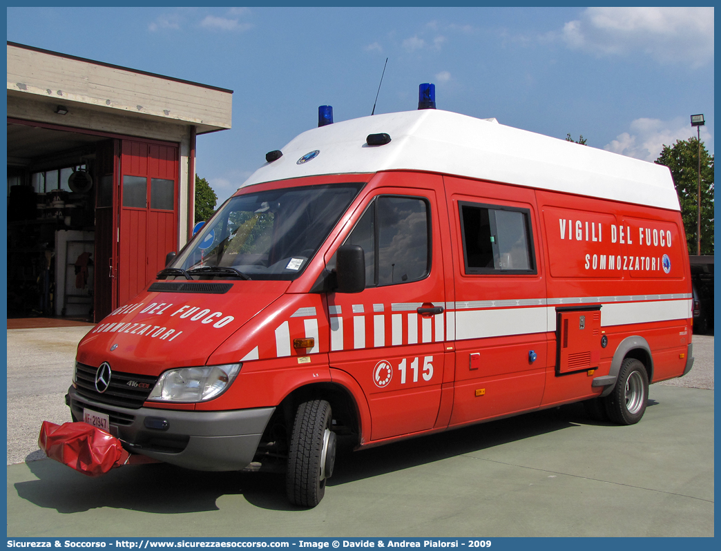 VF 21947
Corpo Nazionale Vigili del Fuoco
Nucleo Soccorso
Subacqueo e Acquatico
Mercedes Benz Sprinter 416 I serie restyling
(variante)
Parole chiave: Corpo;Nazionale;Vigili del Fuoco;Vigili;Fuoco;Mercedes Benz;Sprinter;NSSA;N.S.S.A.;Soccorso;Subacqueo;Acquatico;Sommozzatori;Subacquei