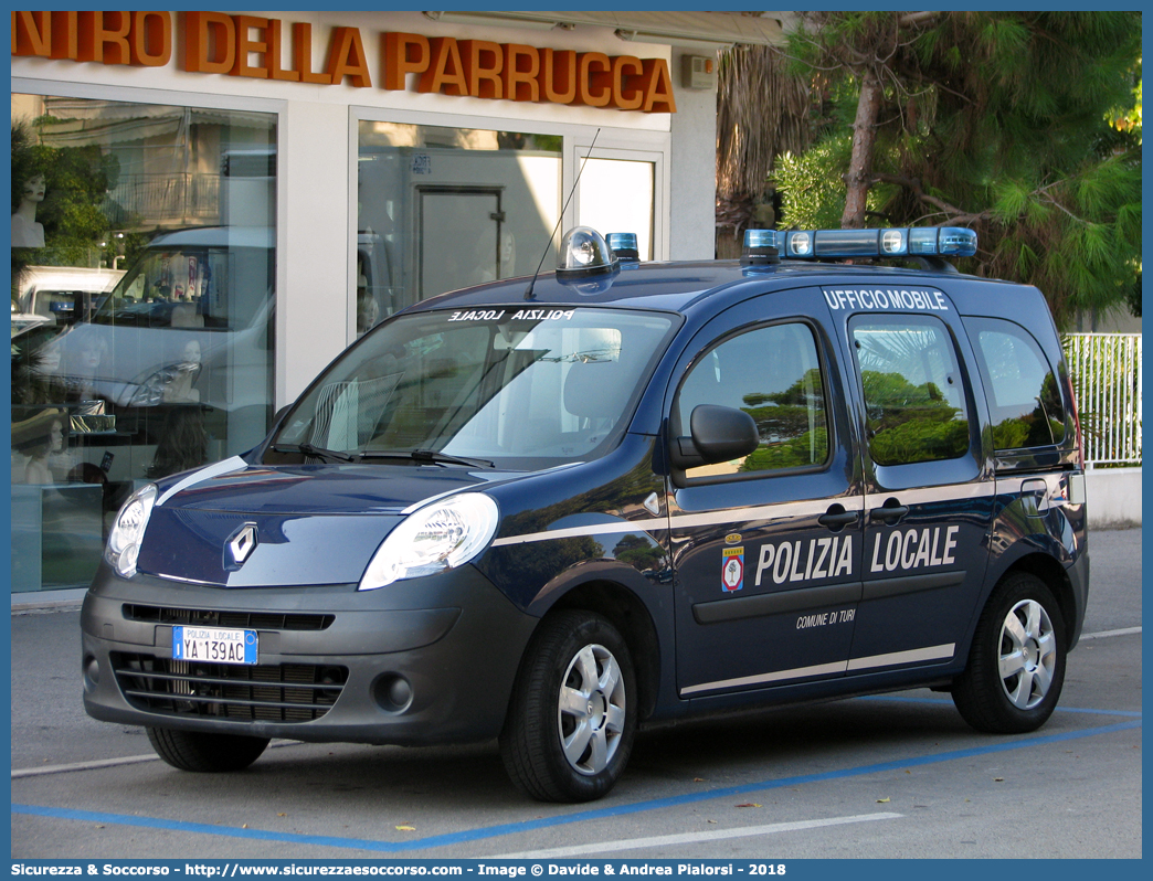 Polizia Locale YA139AC
Polizia Locale
Comune di Turi
Renault Kangoo III serie
Parole chiave: Polizia;Locale;Municipale;Turi;Renault;Kangoo;YA139AC;YA 139 AC