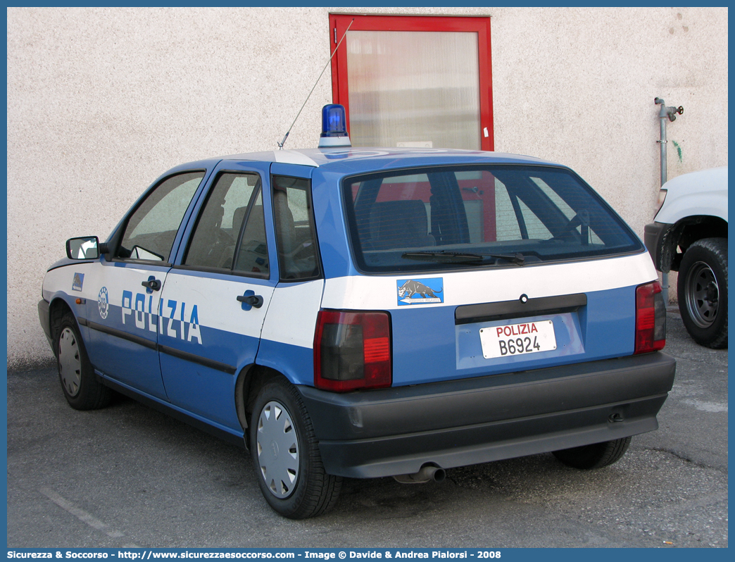 Polizia B6924
Polizia di Stato
Squadra Volante
Fiat Tipo II serie
Parole chiave: B6924;Polizia di Stato;Squadra Volante;Fiat Tipo II serie