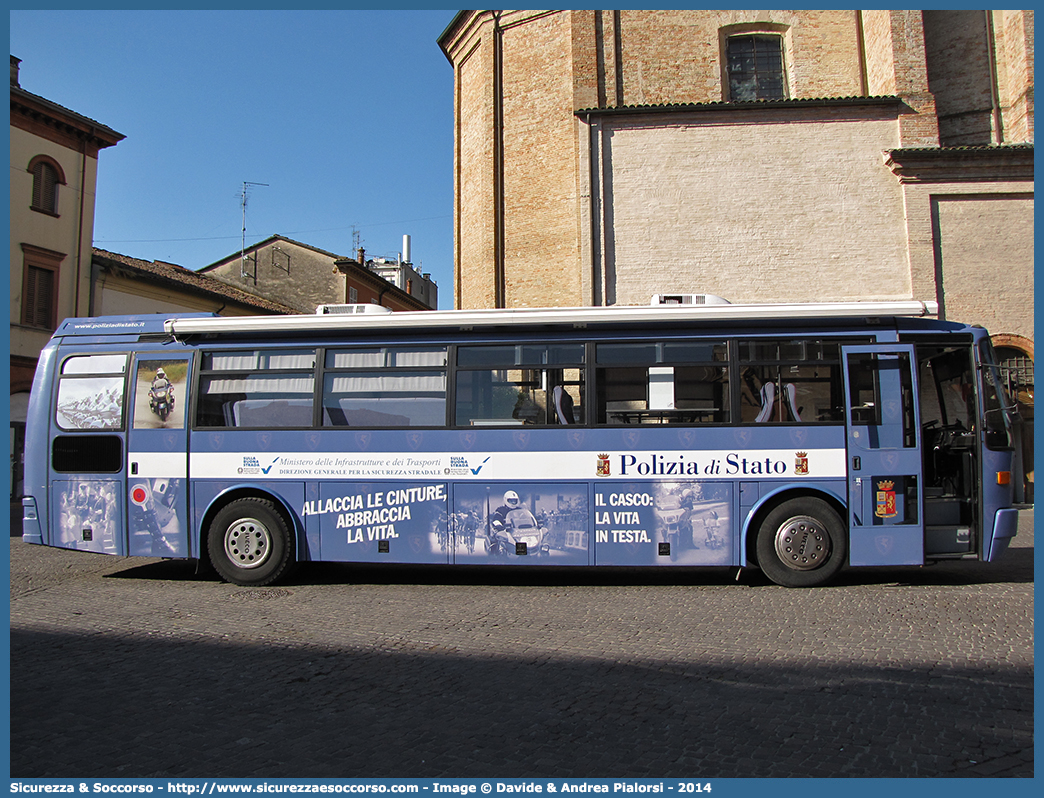 Polizia B2400
Polizia di Stato
Polizia Stradale
Iveco 370SE "Pullman Azzurro"
(II variante)
Parole chiave: Polizia;Stato;Polizia di Stato;Stradale;Iveco;370SE;Pullman Azzurro;B2400