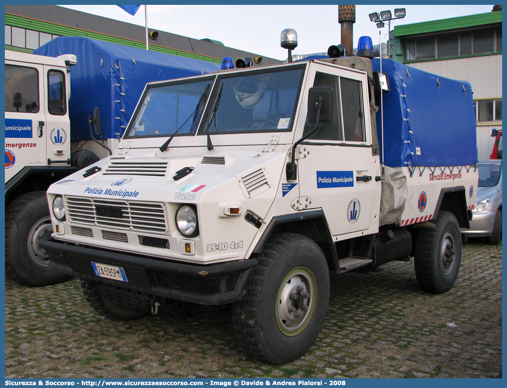 -
Polizia Municipale
Corpo Unico Bagnacavallo,
Cotignola e Fusignano
Iveco 35-10 4x4 I serie
Parole chiave: Polizia;Locale;Municipale;Bagnacavallo;Cotignola;Fusignano;Iveco;35-10;35 - 10;4x4;4 x 4;VM90;VM 90