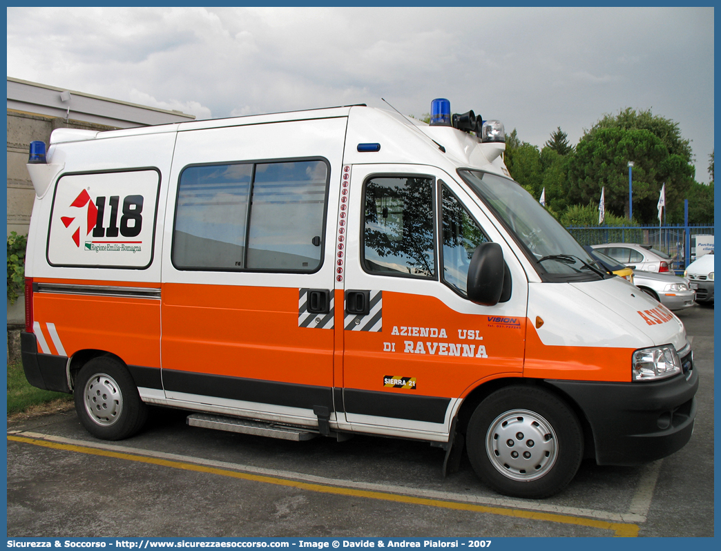 RA 21
118 Romagna Soccorso
Ambito Territoriale di Ravenna
Fiat Ducato II serie restyling
Allestitore Vision S.r.l.
Parole chiave: 118;Romagna;Ravenna;Soccorso;Ambulanza;Autoambulanza;Fiat;Ducato;Vision