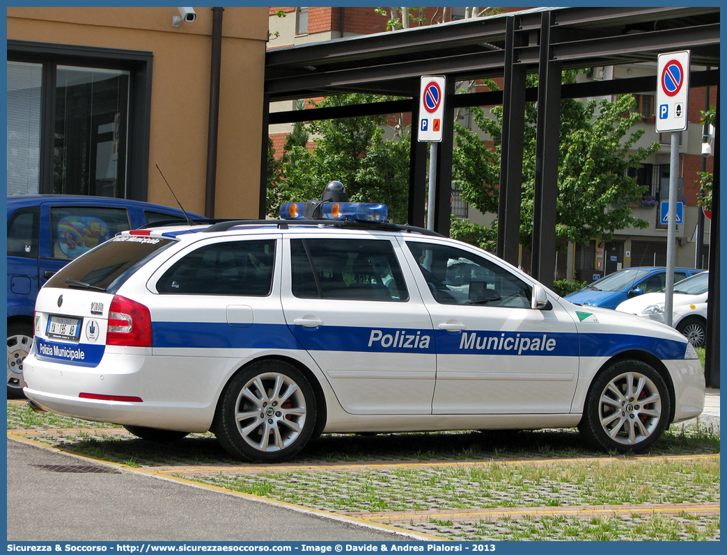 Polizia Locale YA195AB
Polizia Municipale
Comune di San Lazzaro di Savena
Skoda Octavia Wagon RS II serie
Allestitore Focaccia Group S.r.l.
Parole chiave: Polizia;Locale;Municipale;San Lazzaro di Savena;Skoda;Octavia;Wagon;RS;Focaccia;YA195AB;YA 195 AB