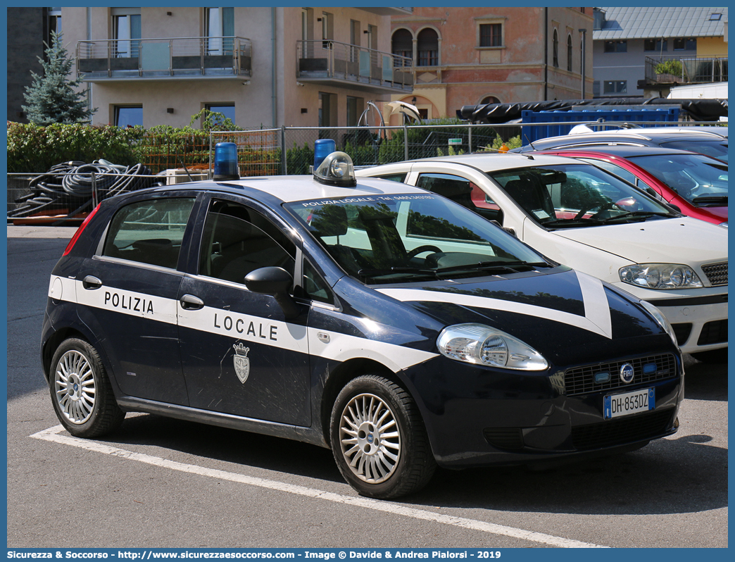 -
Polizia Locale
Corpo Intercomunale delle Giudicarie
Fiat Grande Punto
Parole chiave: Polizia;Locale;Municipale;Giudicarie;Tione di Trento;Bleggio Superiore;Bocenago;Borgo Lares;Caderzone Terme;Comano Terme;Fiavè;Pelugo;Porte di Rendena;San Lorenzo Dorsino;Spiazzo;Stenico;Tre Ville;Fiat;Grande Punto