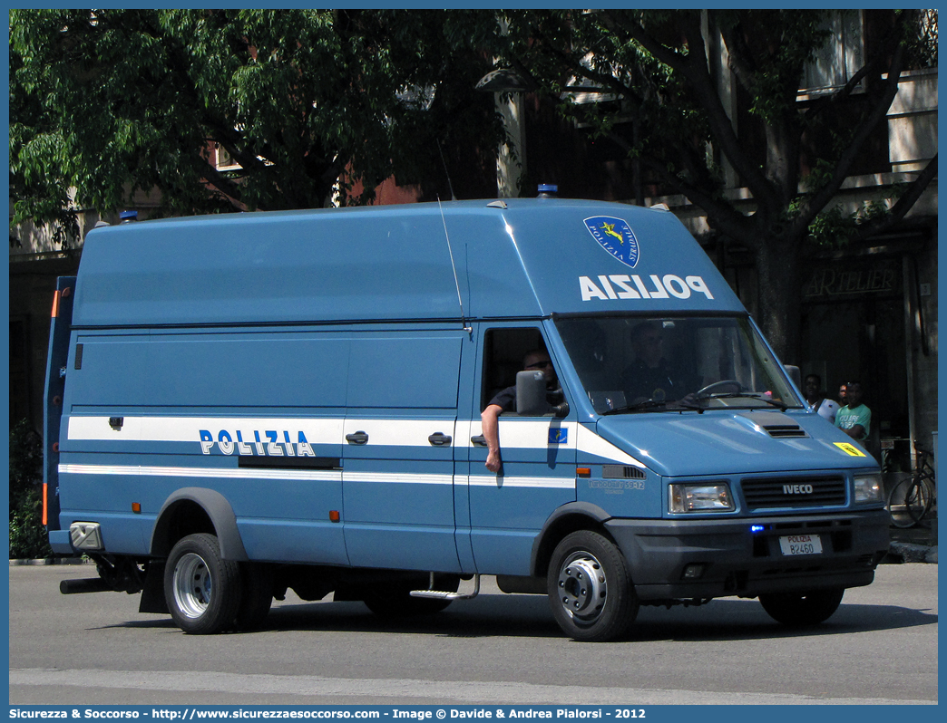 Polizia B2460
Polizia di Stato
Polizia Stradale
Iveco Daily 59-12 II serie
(II variante)
Parole chiave: Polizia;Stato;Polizia di Stato;Stradale;Iveco;Daily;59-12;59 - 12