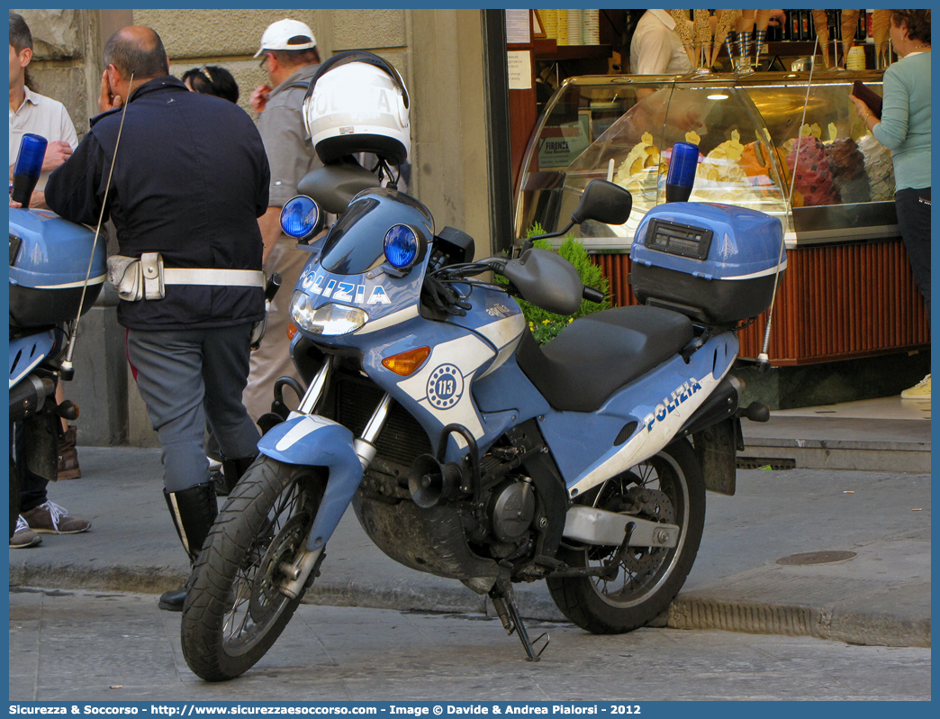 Polizia G1289
Polizia di Stato
Squadra Volante
Aprilia Pegaso 650 II serie
Parole chiave: PS;P.S.;Polizia;di;Stato;Polizia;Pubblica;Sicurezza;Aprilia;Pegaso;650