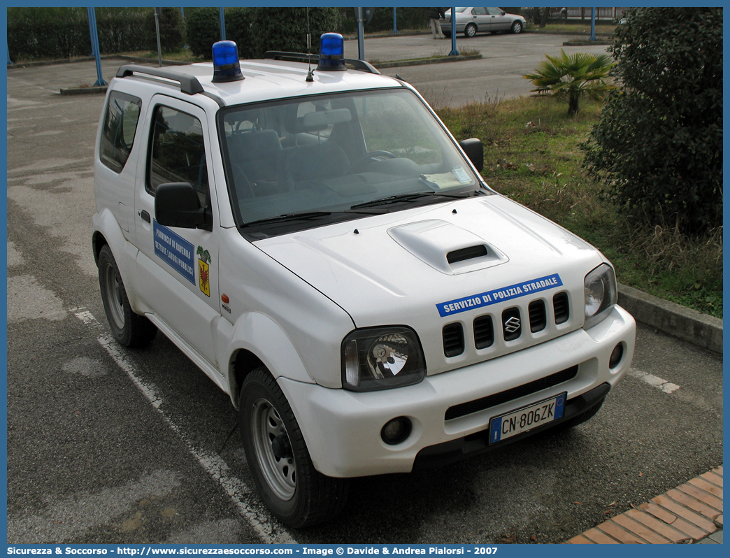 -
Provincia di Ravenna
Settore Lavori Pubblici
Servizio di Polizia Stradale
Suzuki Jimny
Parole chiave: Provincia;Ravenna;Settore;Lavori;Pubblici;Servizio;Polizia;Stradale;Suzuki;Jimny