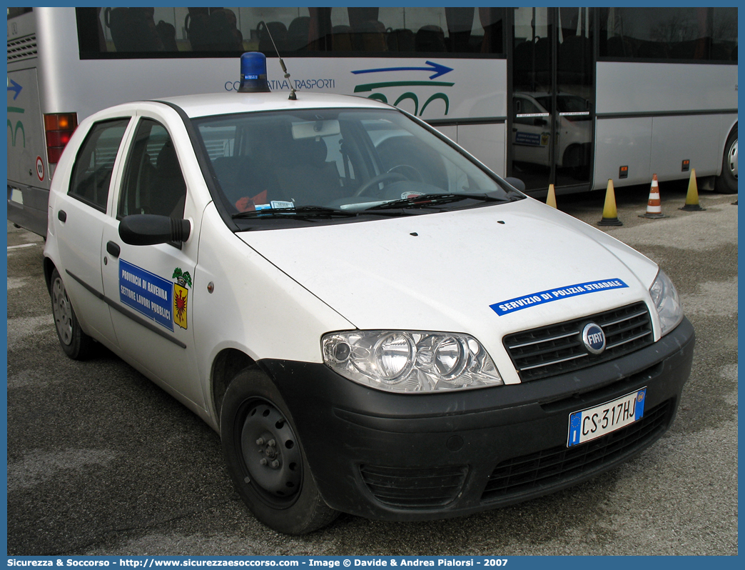 -
Provincia di Ravenna
Settore Lavori Pubblici
Servizio di Polizia Stradale
Fiat Punto III serie
Parole chiave: Provincia;Ravenna;Settore;Lavori;Pubblici;Servizio;Polizia;Stradale;Fiat;Punto