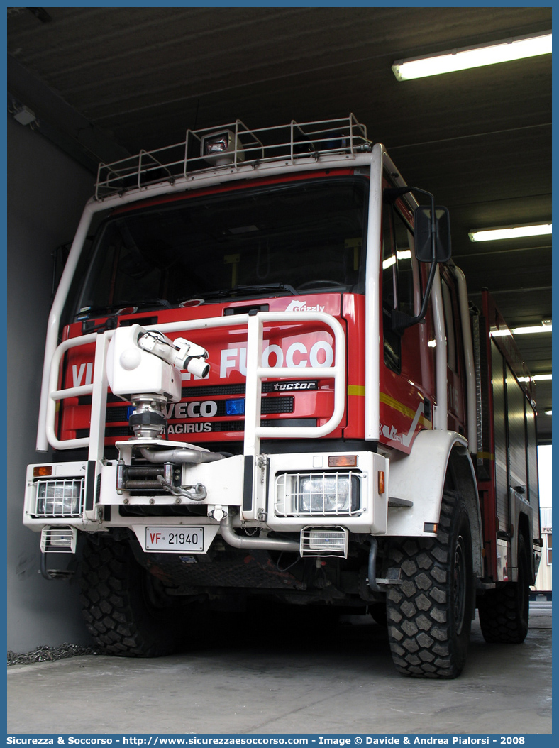 VF 21940
Corpo Nazionale Vigili del Fuoco
Iveco Magirus EuroCargo 
140E24 4x4 I serie "Grizzly"
(variante)
Parole chiave: VVF;V.V.F.;Corpo;Nazionale;Vigili;del;Fuoco;AutoPompaSerbatoio;APS;A.P.S.;Iveco;Magirus;EuroCargo;Grizzly;140E24;4x4