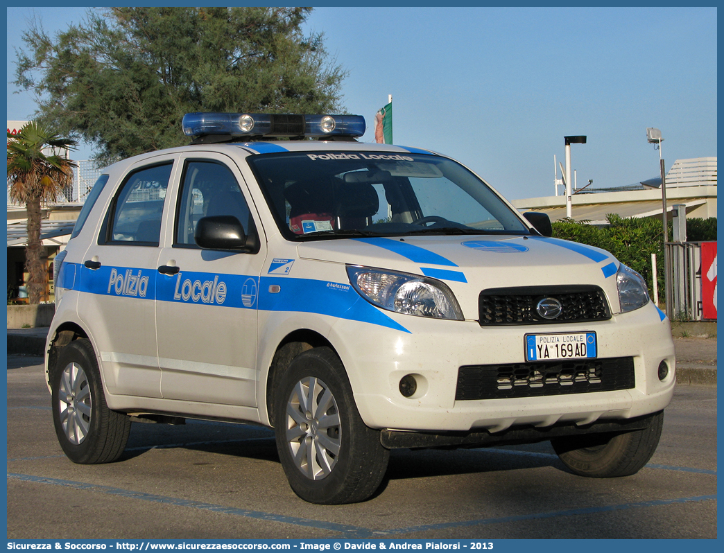 Polizia Locale YA169AD
Polizia Locale
Comune di Pasian di Prato
Daihatsu Terios III serie
Allestitore Bertazzoni S.r.l.
Parole chiave: Polizia;Locale;Municipale;Pasian di Prato;Daihatsu;Terios;Bertazzoni;YA169AD;YA 169 AD