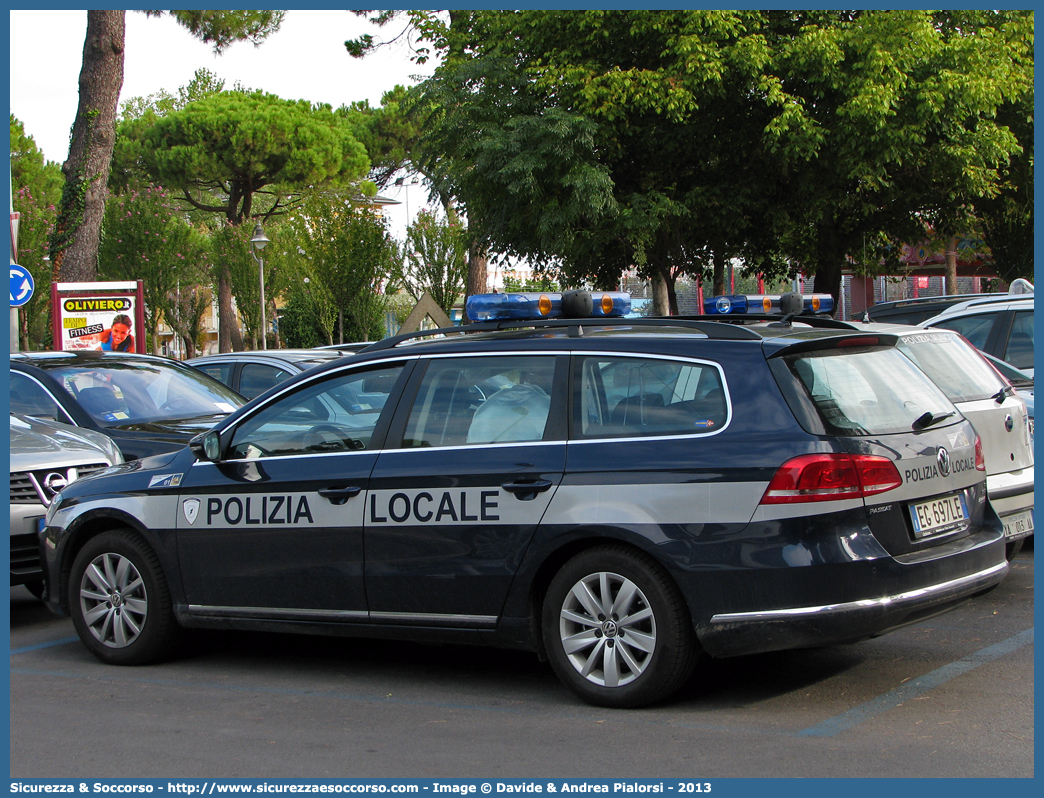 -
Polizia Locale
Servizio Associato Medio Polesine
Volkswagen Passant Variant V serie
Allestitore Bertazzoni S.r.l.
Parole chiave: Polizia;Locale;Municipale;Medio Polesine;Bosaro;Canaro;Crespino;Frassinelle;Polesella;Pontecchio Polesine;Volkswagen;Passat;Variant;SW;S.W.;Station Wagon;Bertazzoni