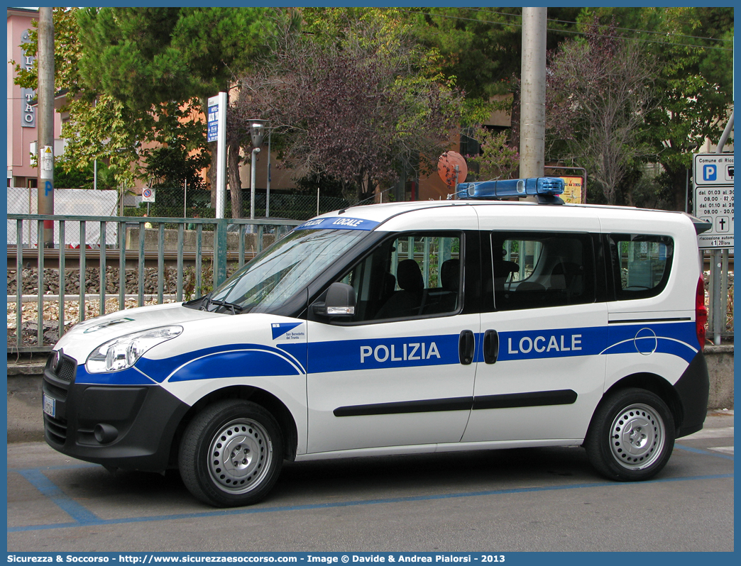 Polizia Locale YA637AG
Polizia Locale
Comune di San Benedetto del Tronto
Fiat Doblò II serie
Parole chiave: Polizia;Locale;Municipale;San Benedetto del Tronto;Fiat;Doblo;Doblò;YA637AG;YA 637 AG