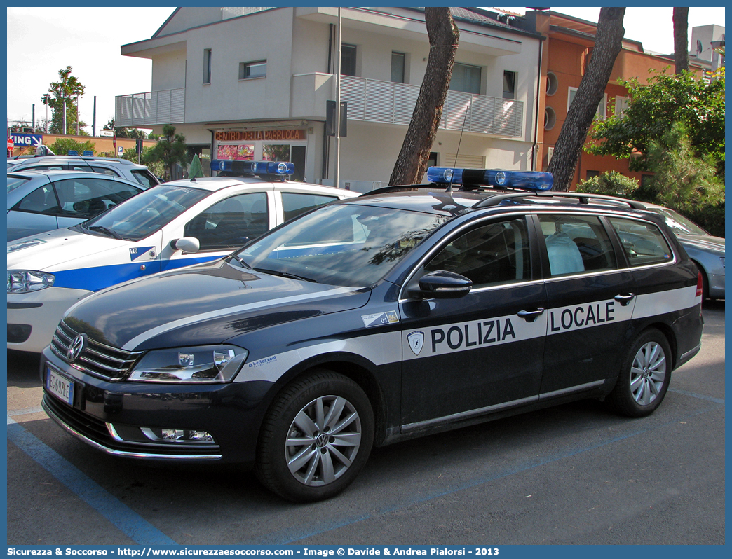 -
Polizia Locale
Servizio Associato Medio Polesine
Volkswagen Passant Variant V serie
Allestitore Bertazzoni S.r.l.
Parole chiave: Polizia;Locale;Municipale;Medio Polesine;Bosaro;Canaro;Crespino;Frassinelle;Polesella;Pontecchio Polesine;Volkswagen;Passat;Variant;SW;S.W.;Station Wagon;Bertazzoni