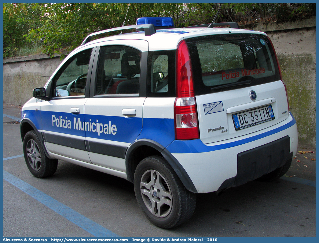 -
Polizia Municipale
Unione Comuni della Valconca
Fiat Nuova Panda 4x4 I serie
Parole chiave: Polizia;Locale;Municipale;Valconca;Val Conca;Gemmano;Mondaino;Montecolombo;Montefiore Conca;Montegridolfo;Montescudo;Morciano di Romagna;Saludecio;San Clemente;Fiat;Nuova Panda;4x4