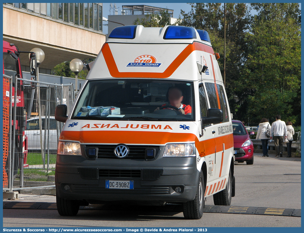 ROMEO 2
SUEM 118 Vicenza
Azienda ULSS 8 - Berica
Volkswagen Transporter T5
Allestitore Ambulanz Mobile
(variante)
Parole chiave: 118;SUEM;S.U.E.M.;Ovest;Vicentino;Vicenza;Ambulanza;Volkswagen;Transporter;T5;Ambulanz Mobile