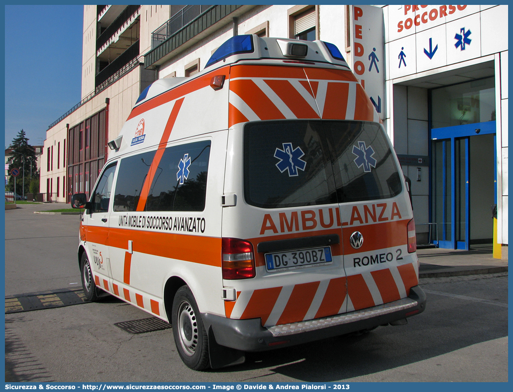 ROMEO 2
SUEM 118 Vicenza
Azienda ULSS 8 - Berica
Volkswagen Transporter T5
Allestitore Ambulanz Mobile
(variante)
Parole chiave: 118;SUEM;S.U.E.M.;Ovest;Vicentino;Vicenza;Ambulanza;Volkswagen;Transporter;T5;Ambulanz Mobile