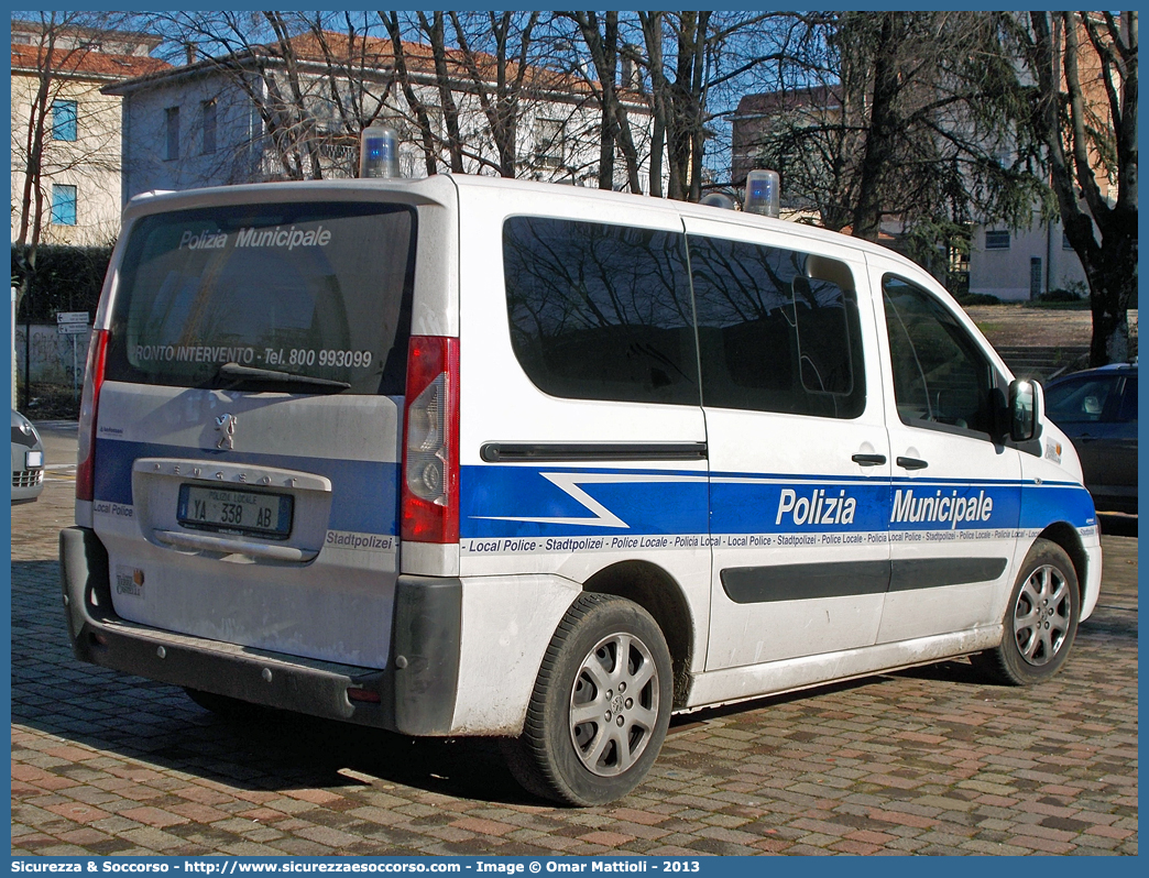 Polizia Locale YA338AB
Polizia Municipale
Unione Terre di Castelli
Peugeot Expert Tepee III serie
Allestitore Bertazzoni S.r.l.
(variante)
Parole chiave: Polizia;Locale;Municipale;Terre di Castelli;Castelnuovo Rangone;Spilamberto;Savignano sul Panaro;Vignola;Castelvetro di Modena;Marano sul Panaro;Guiglia;Zocca;Peugeot;Expert;Tepee;YA338AB;YA 338 AB;Bertazzoni