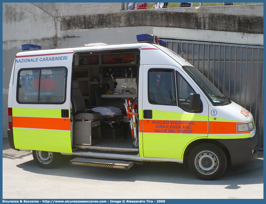 1
Associazione Nazionale Carabinieri
Valle del Chiese (iPn 1)
Fiat Ducato II serie
Allestitore PML S.n.c.
(variante)
Parole chiave: Associazione;Nazionale;Carabinieri;ANC;A.N.C.;Valle del Chiese;Ambulanza;Fiat;Ducato;PML;P.M.L.