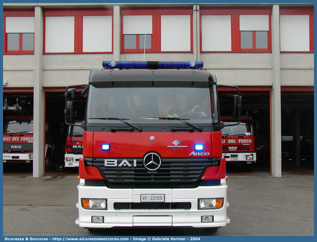 VF 22109
Corpo Nazionale Vigili del Fuoco
Mercedes Benz Atego 1828 I serie restyling
Allestitore BAI S.r.l.
Parole chiave: Corpo;Nazionale;Vigili del Fuoco;Vigili;Fuoco;ABP;A.B.P.;AutoBottePompa;AutoBotte;Mercedes Benz;Atego;1828;BAI;B.A.I.;22109