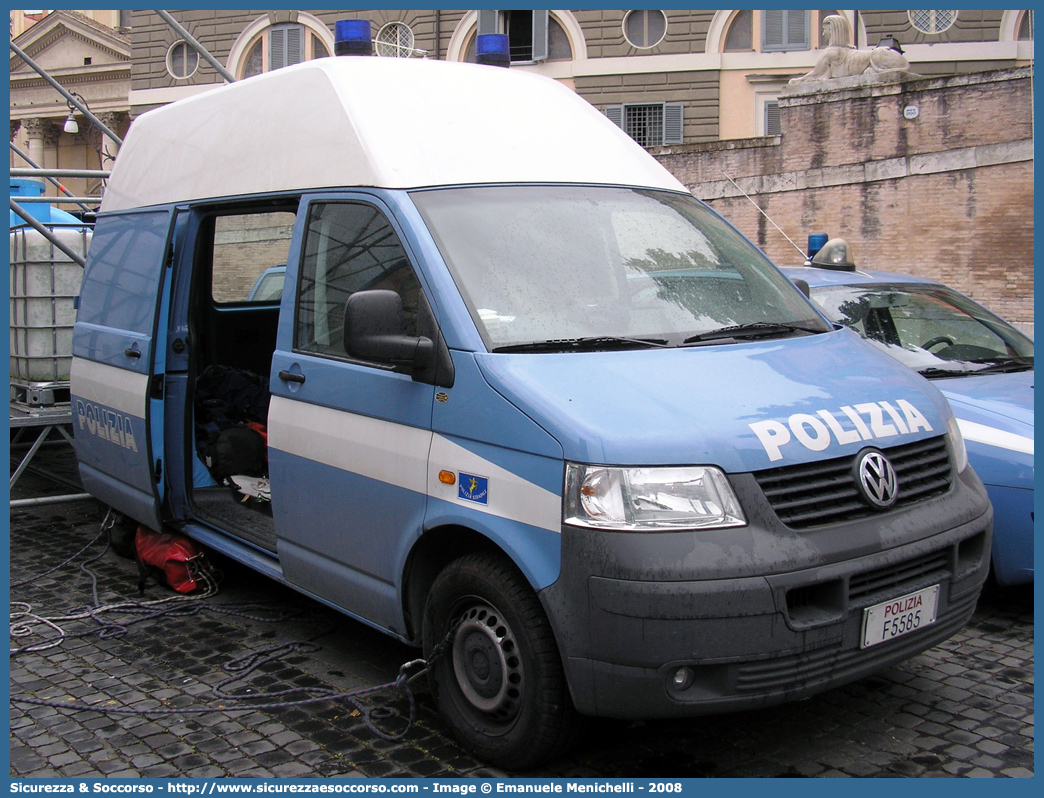 Polizia F5585
Polizia di Stato
Polizia Stradale
Volkswagen Transporter T5
Allestitore Everlux
Parole chiave: Polizia;Stato;Polizia di Stato;Stradale;Volkswagen;Transporter;T5;Everlux;F5585;F 5585