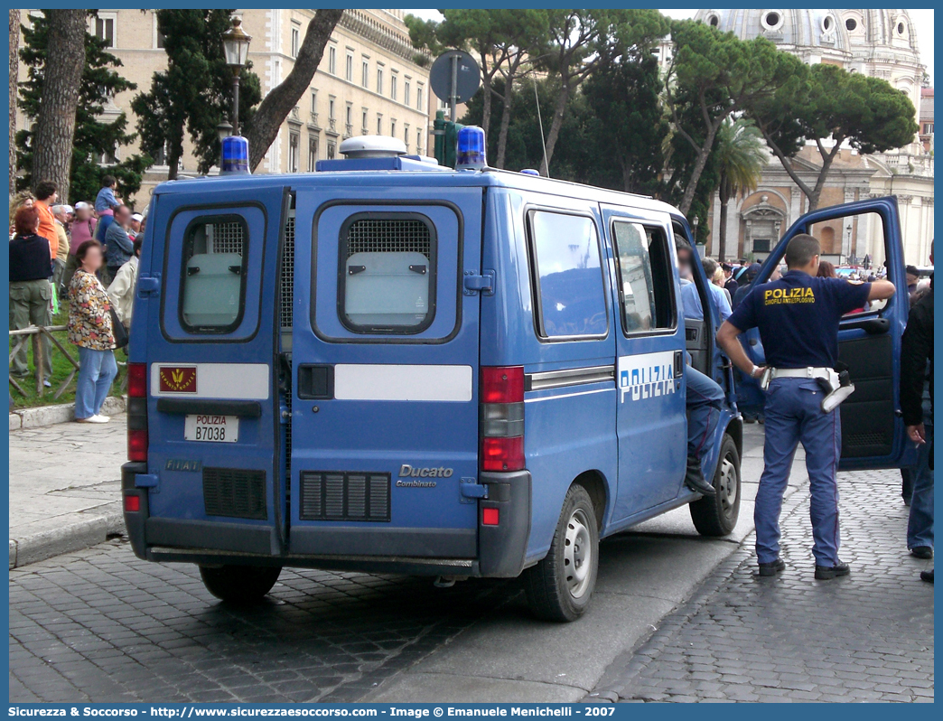 Polizia B7038
Polizia di Stato
Reparto Mobile
Cinofili
Fiat Ducato II serie
Parole chiave: Polizia;Stato;PS;P.S.;Reparto;Mobile;Cinofili;Fiat;Ducato