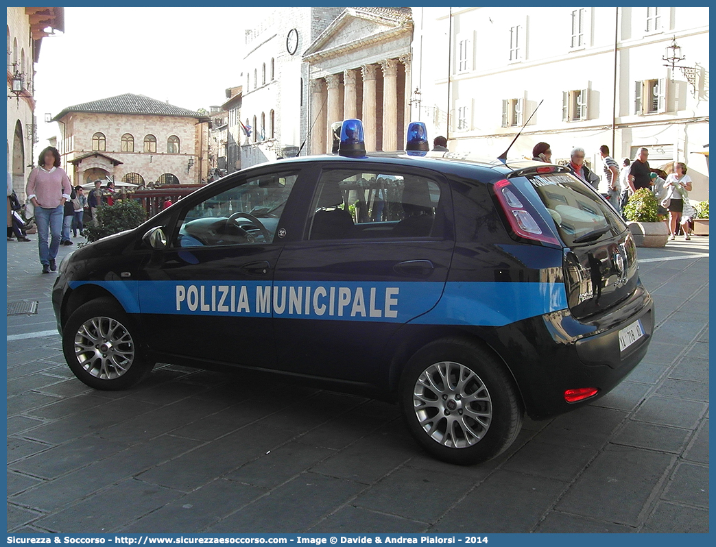 Polizia Locale YA718AD
Polizia Municipale
Comune di Assisi
Fiat Punto Evo
Parole chiave: Polizia;Locale;Municipale;Assisi;Fiat;Punto Evo;YA718AD