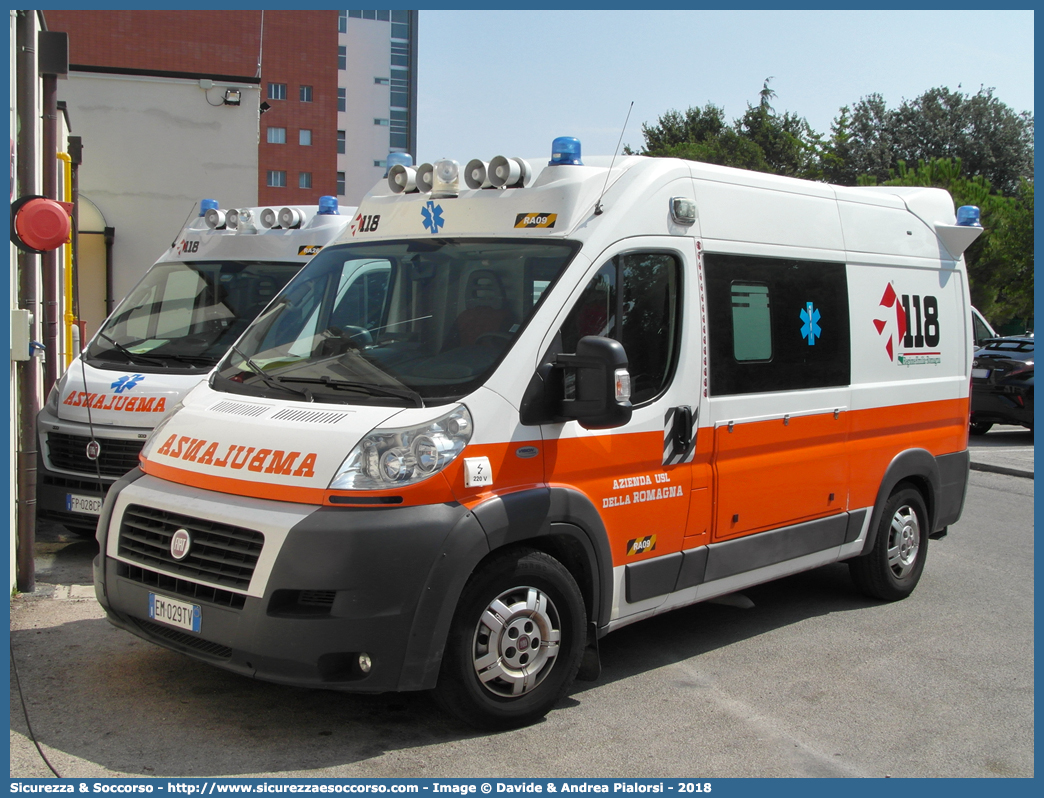 RA 09
118 Romagna Soccorso
Ambito Territoriale di Ravenna
Fiat Ducato III serie
Allestitore Vision S.r.l.
(variante)
Parole chiave: Fiat;Ducato;X250;118;Romagna;Ravenna;Soccorso;Ambulanza;Autoambulanza;Vision