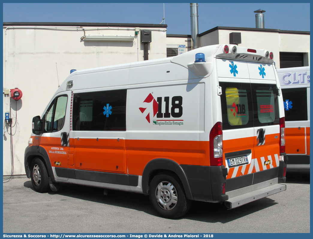 RA 09
118 Romagna Soccorso
Ambito Territoriale di Ravenna
Fiat Ducato III serie
Allestitore Vision S.r.l.
(variante)
Parole chiave: Fiat;Ducato;X250;118;Romagna;Ravenna;Soccorso;Ambulanza;Autoambulanza;Vision