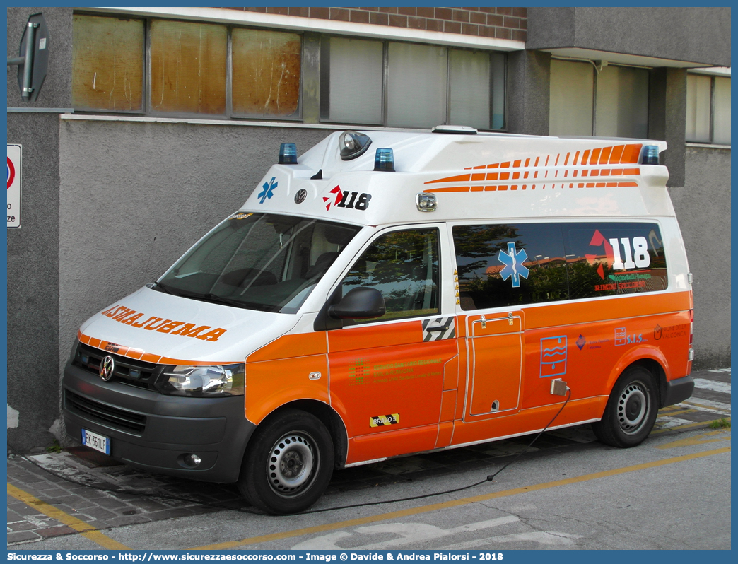 BRAVO 05
118 Romagna Soccorso
Ambito Territoriale di Rimini
Volkswagen Transporter T5 restyling
Allestitore EDM S.r.l.
(variante)
Parole chiave: 118;Romagna;Soccorso;Rimini;Ambulanza;Autoambulanza;Volkswagen;Transporter;T5