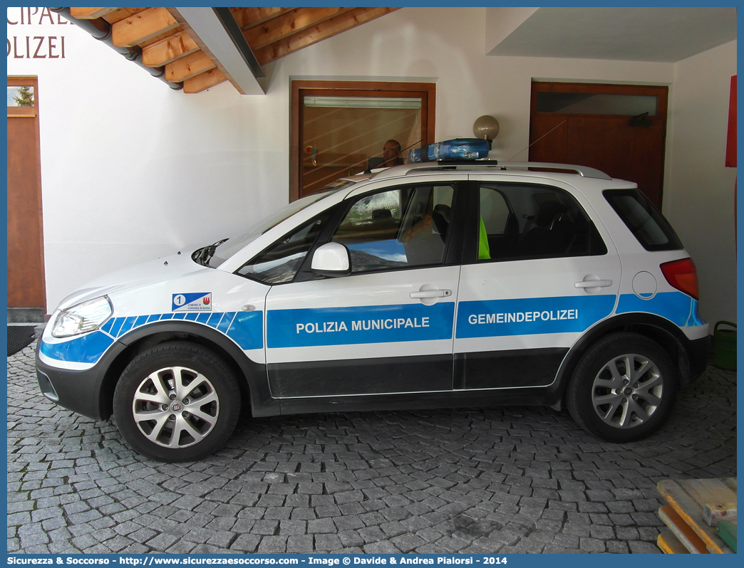 Polizia Locale YA865AC
Polizia Municipale
Comune di Corvara in Badia
Fiat Sedici II serie
Allestitore Polar Special Car S.n.c.
Parole chiave: Polizia;Locale;Municipale;Corvara in Badia;Fiat;Sedici;YA;865;AC;Polar;Special;Car